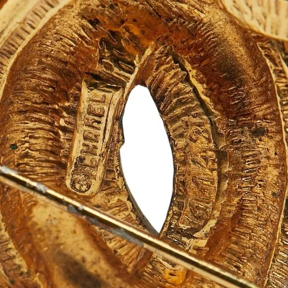 CHANEL Green Logo Brooch - Picture 3 of 3